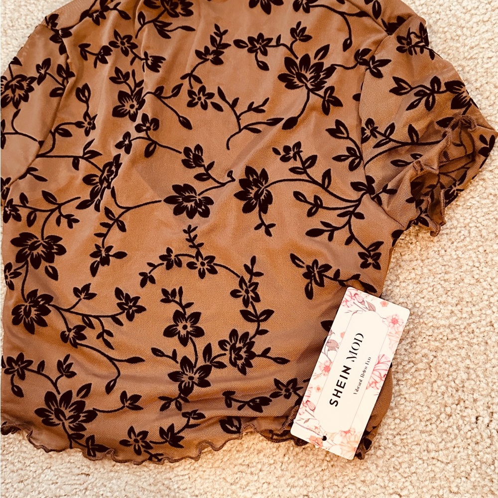 Felt Flower Overlay Crop Top - Picture 7 of 8